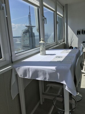 Dining - FeWo WeserWeitblick in the 20. Floor in the Columbus Center  (Mitte)