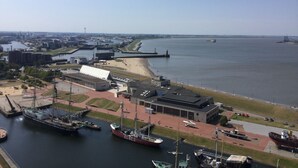 A harbor with boats, a large building labeled 'WANDEL', and a sandy beach area. - FeWo WeserWeitblick in the 20. Floor in the Columbus Center  (Mitte)