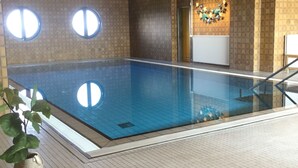 An indoor swimming pool with tiled walls and a wooden ceiling. - FeWo WeserWeitblick in the 20. Floor in the Columbus Center  (Mitte)