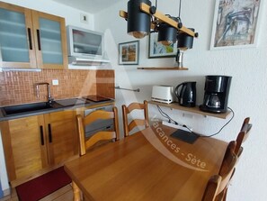 冷蔵庫、電子レンジ、食器洗い機、コーヒー / ティーメーカー