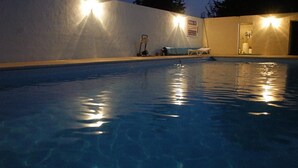 A swimming pool with clear water, surrounded by walls with lights. - EMPL 3 Mobile home 4 A 6 people (Notre dame de Riez)