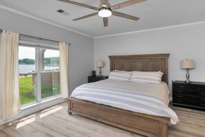 3 chambres, fer et planche à repasser, lit de bébé portatif