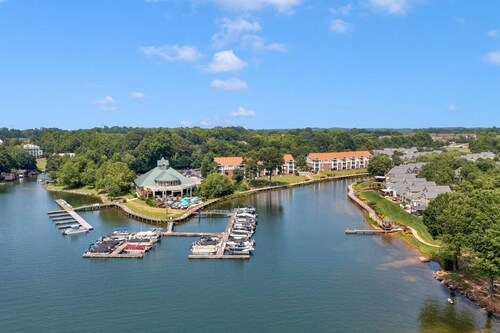 Lake Norman Dream Condo! 1st Floor, Lake View Lake Norman Vacation Rental