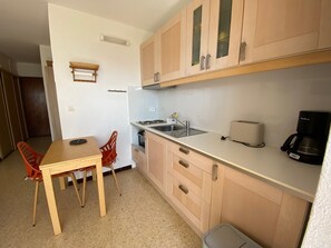 Refrigerador, microondas, cafetera y tetera y tostadora 