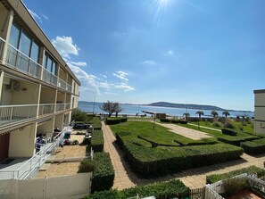 Property grounds - Cozy apartment near Thermes with balcony, pets allowed (Balaruc-les-Bains)