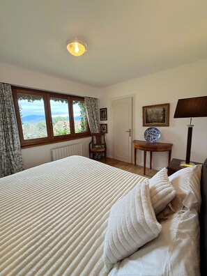 2 bedrooms, desk, iron/ironing board, internet