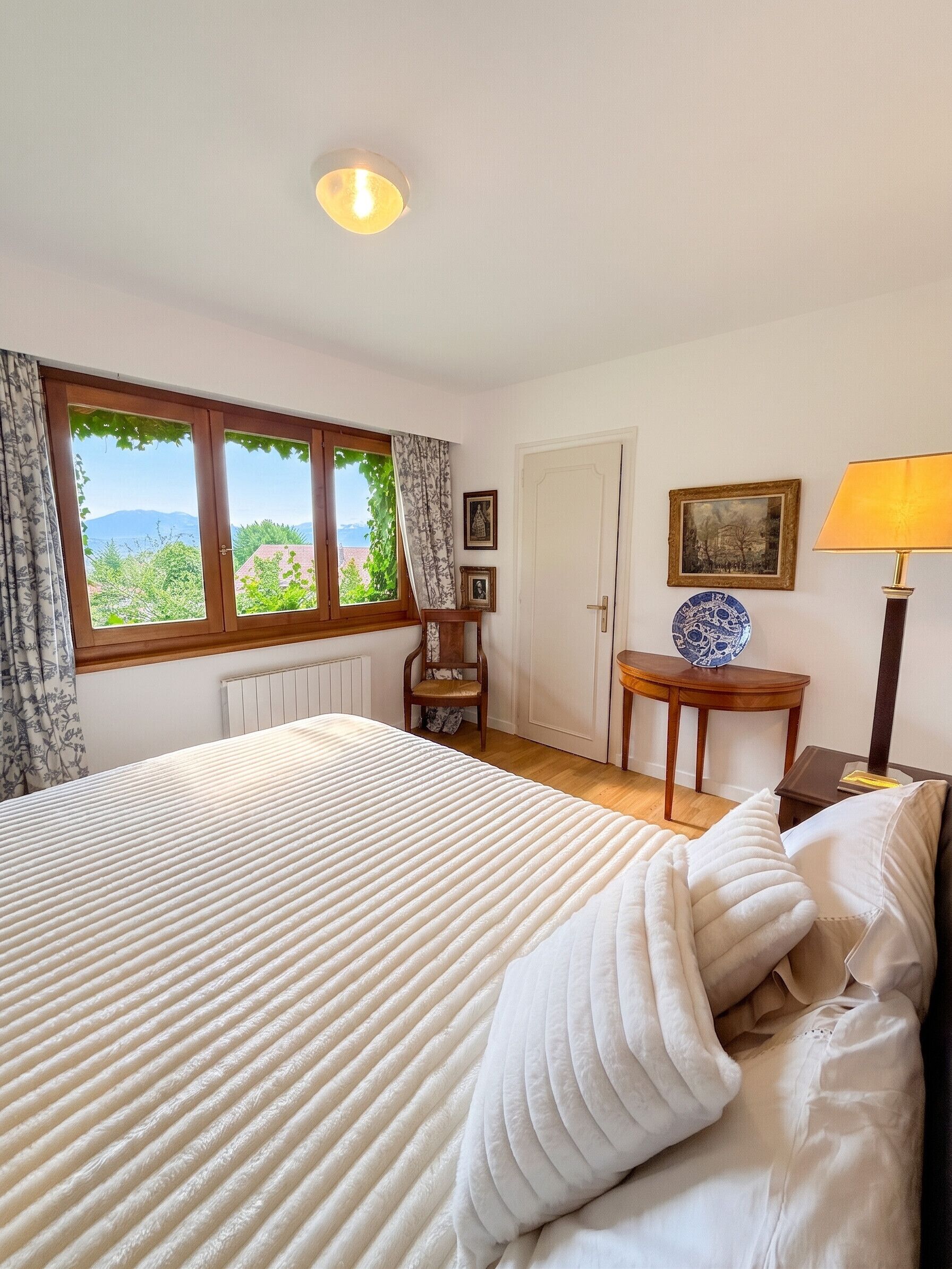 2 habitaciones, escritorio, tabla de planchar con plancha y wifi gratis 