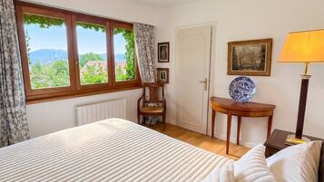 2 habitaciones, escritorio, tabla de planchar con plancha y wifi gratis