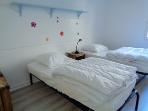 2 chambres, fer et planche Ă repasser