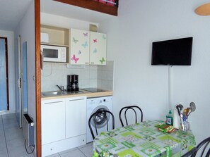 Kühlschrank, Mikrowelle, Ofen, Wasserkocher mit Kaffee-/Teezubehör