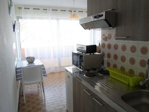 Frigorífico, microondas, placa de cocina y cafetera o tetera
