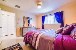 1 Schlafzimmer, Schreibtisch, Bügeleisen/Bügelbrett, Reisekinderbett