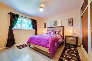 1 室のベッドルーム、デスク、アイロン / アイロン台、旅行用ベビーベッド