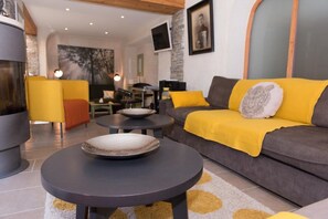 Flatskjerm-TV og peis