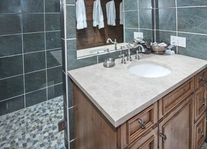 Shower, hair dryer, towels, soap - Cozy, Creekside 3BR Vail Condo Ski/Summer Retreat Perfect for Families (Vail)