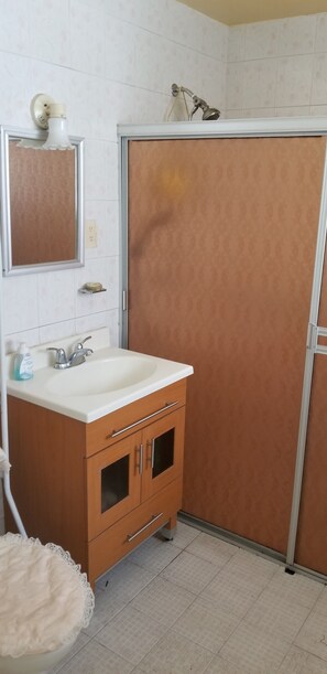 Asciugamani, sapone, shampoo, carta igienica