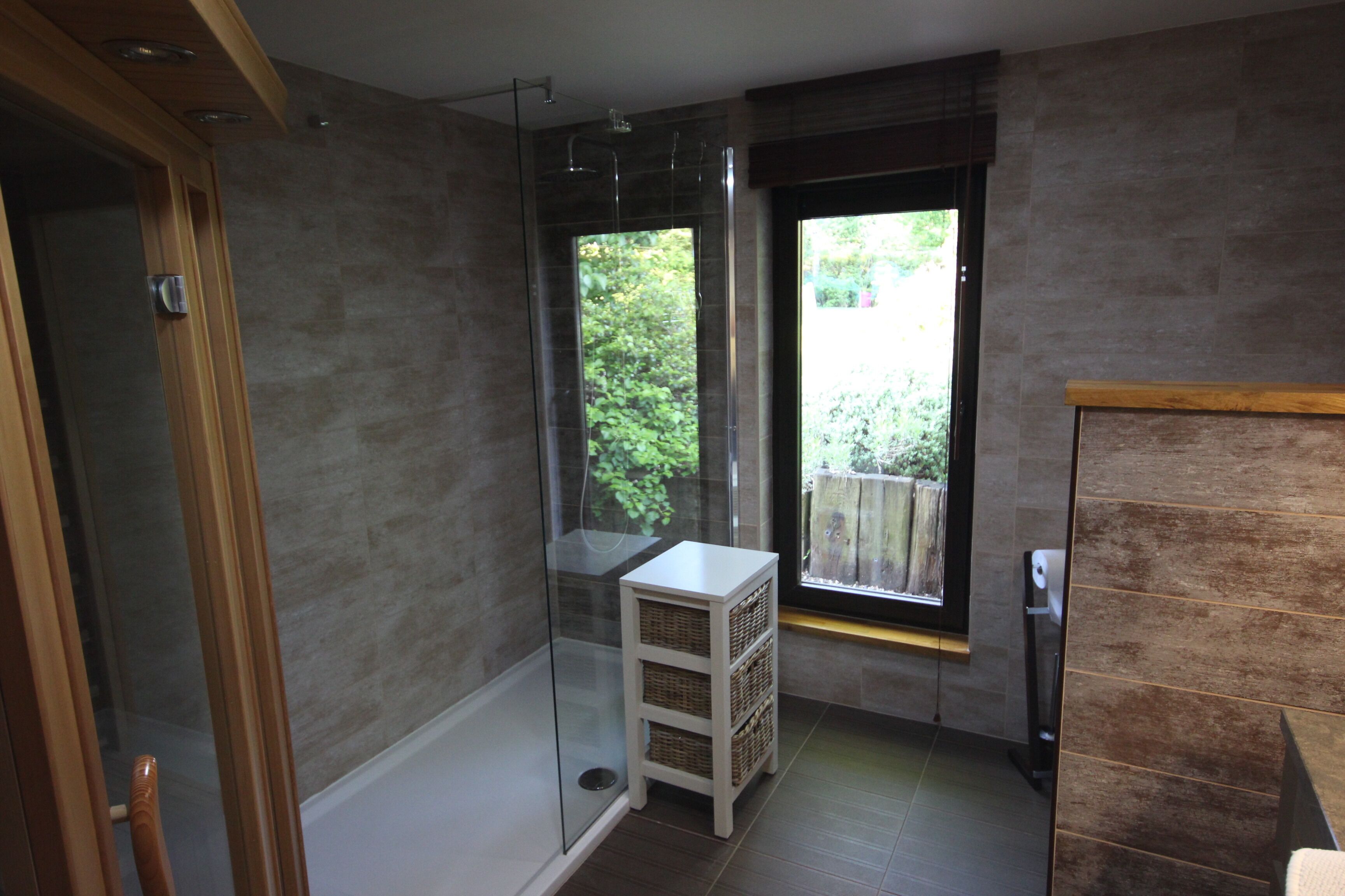 Een douche, een haardroger, zeep, shampoo