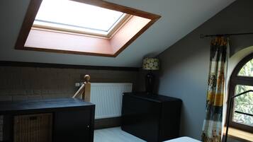 2 bedrooms, iron/ironing board, free WiFi