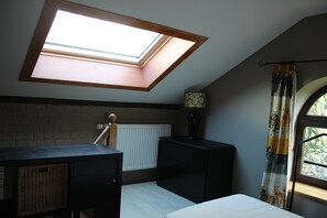 3 bedrooms, iron/ironing board, free WiFi