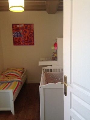 3 bedrooms, iron/ironing board, free WiFi, bed sheets