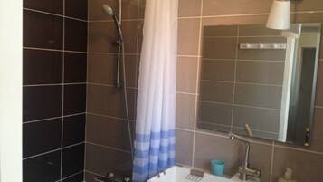 Baignoire, sĂšche-cheveux, serviettes fournies, papier toilette