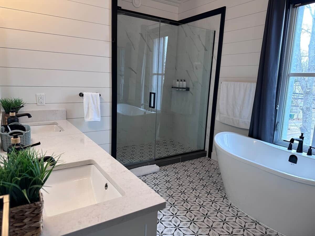 Combined shower/bathtub, hair dryer, towels, soap