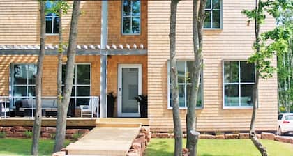 Stunning Downtown Contemporary Home Adjacent Victoria Park & Historic Mansions