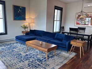 Smart-TV, Kamin, Bücher, Stereoanlage