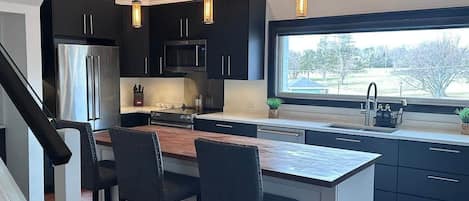Geladeira, micro-ondas, fogão, cooktop