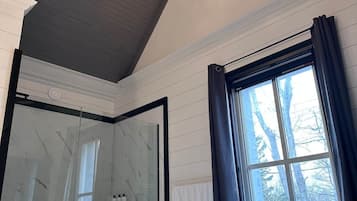 Ensemble douche/baignoire, sèche-cheveux, serviettes fournies, savon