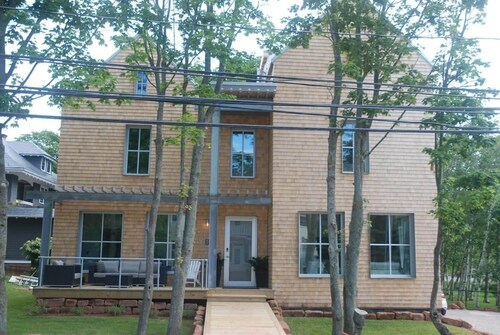 Superbe maison contemporaine du centre-ville adjacente au parc Victoria et aux demeures historiques