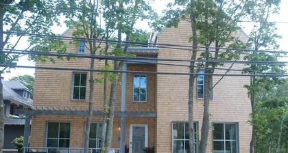 Superbe maison contemporaine du centre-ville adjacente au parc Victoria et aux demeures historiques