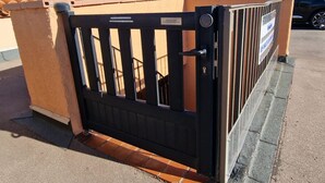 A gated entrance with a metal gate and a sign on the gate. - T3 Apartment in Banyuls-sur-Mer, terrace and private parking (Banyuls-sur-Mer)