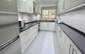 Fridge, microwave, oven, toaster - Apartamento Ria Formosa - 2 bed rooms , 800 m from the Oura beach (Ria Formosa)