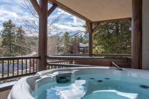 Private Hot Tub, Laundry & Garage, Short Walk to Main Street, Mountain Views