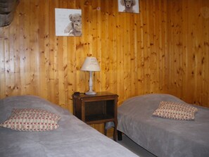 2 habitaciones, tabla de planchar con plancha y cuna de viaje