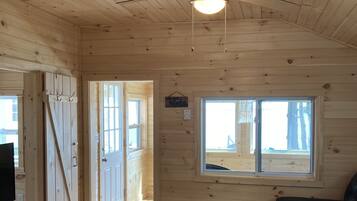 Smart TV, chimenea y libros