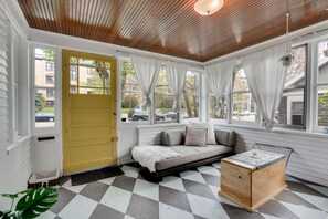 TV, fireplace, DVD player, books - MINNeSTAY* Grand Residence (St Paul)