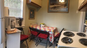 Dining - Family Apartment/East Hollywood/2 miles to beach/Sleep 6/Free Parking/BBQ/J-6 (Hollywood)