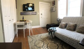 Living area - Family Apartment/East Hollywood/2 miles to beach/Sleep 6/Free Parking/BBQ/J-6 (Hollywood)