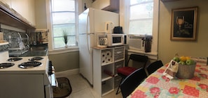 Private kitchen - Family Apartment/East Hollywood/2 miles to beach/Sleep 6/Free Parking/BBQ/J-6 (Hollywood)