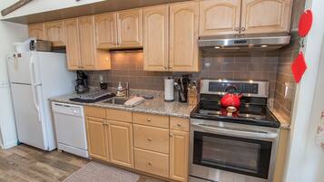 Coffee/tea maker, fridge, microwave, stovetop