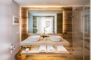 Luxury Villa, 1 Bedroom | Bathroom | Hair dryer, bathrobes, slippers, towels - Vila Balaia - Luxury Boutique Villas (Albufeira)