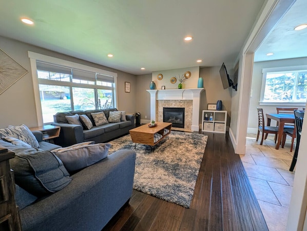 Smart TV, fireplace