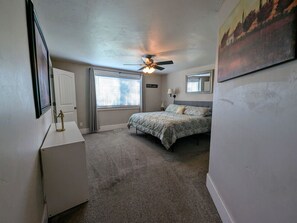 3 soverom, skrivebord, strykejern/-brett og reiseseng for barn