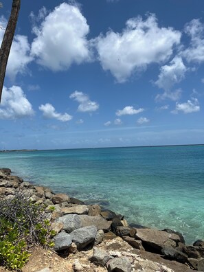 Una spiaggia nelle vicinanze, lettini da mare, teli da spiaggia