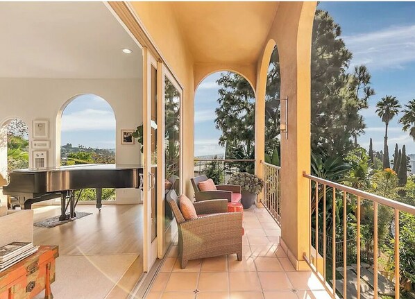 Terrace/patio - Velvet Hollywood Villa - Views, Pool & Spa, Pet-friendly (Los Angeles)