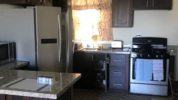 Vila Comfort | Dapur pribadi | Lemari es, microwave, oven, dan kompor