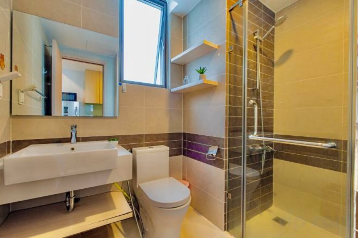 Bathroom | Free toiletries, hair dryer, slippers, towels