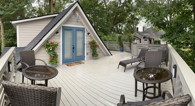 The Nest- Treetop Oasis studio with large deck- walk downtown
